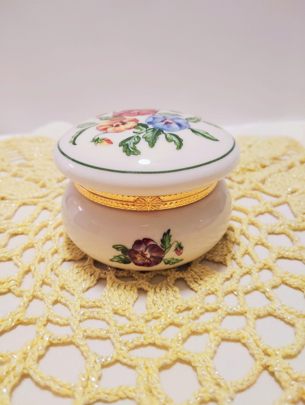 PartyLite Ceramic Round Tea Light Holder Keepsake Box Hinged Lid w/ Candle